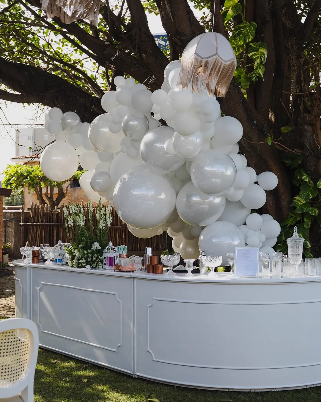 Lounge decorado com balões metálicos no gramado do UNIQUE Beach