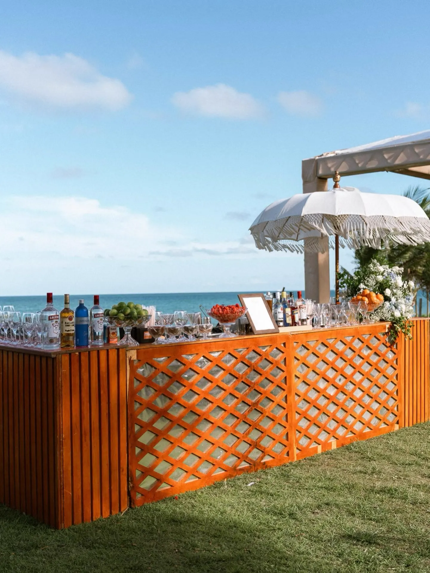 Mesa longa decorada com folhagens sob cobertura no UNIQUE Beach