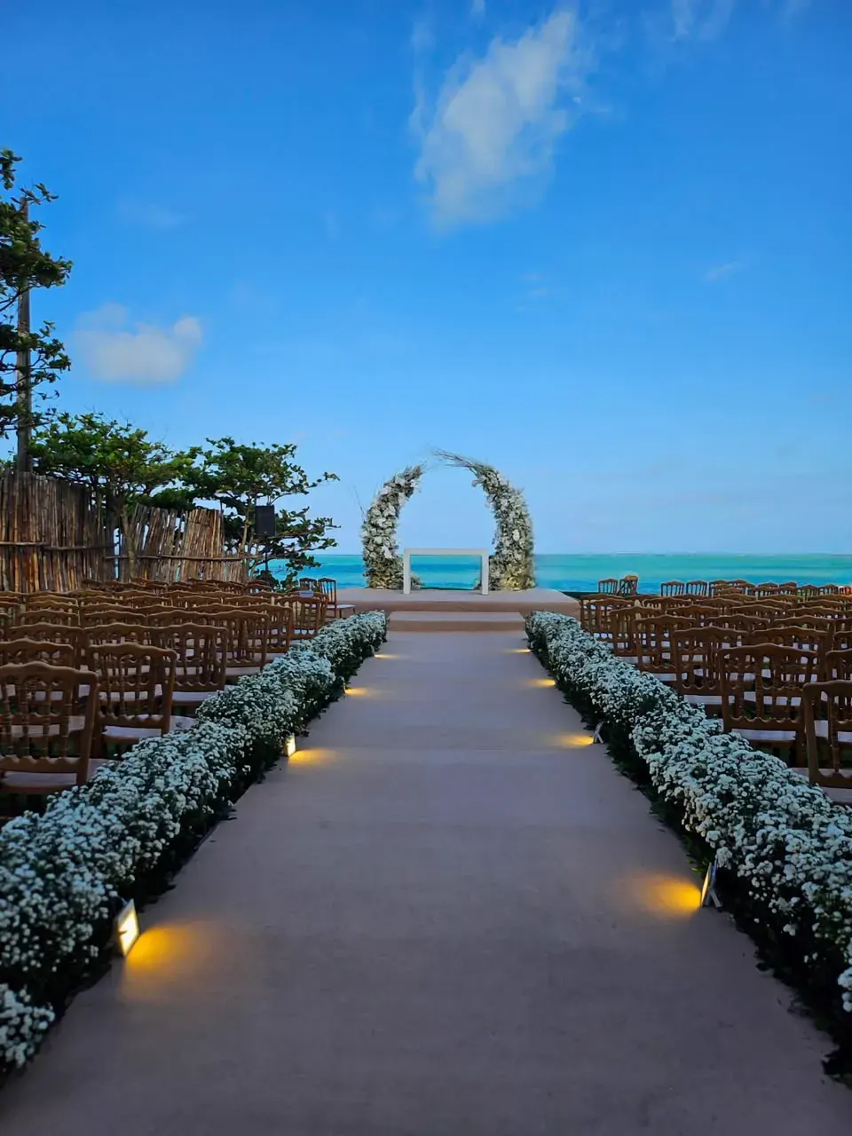 Cerimônia de casamento com convidados de frente para o mar no UNIQUE Beach