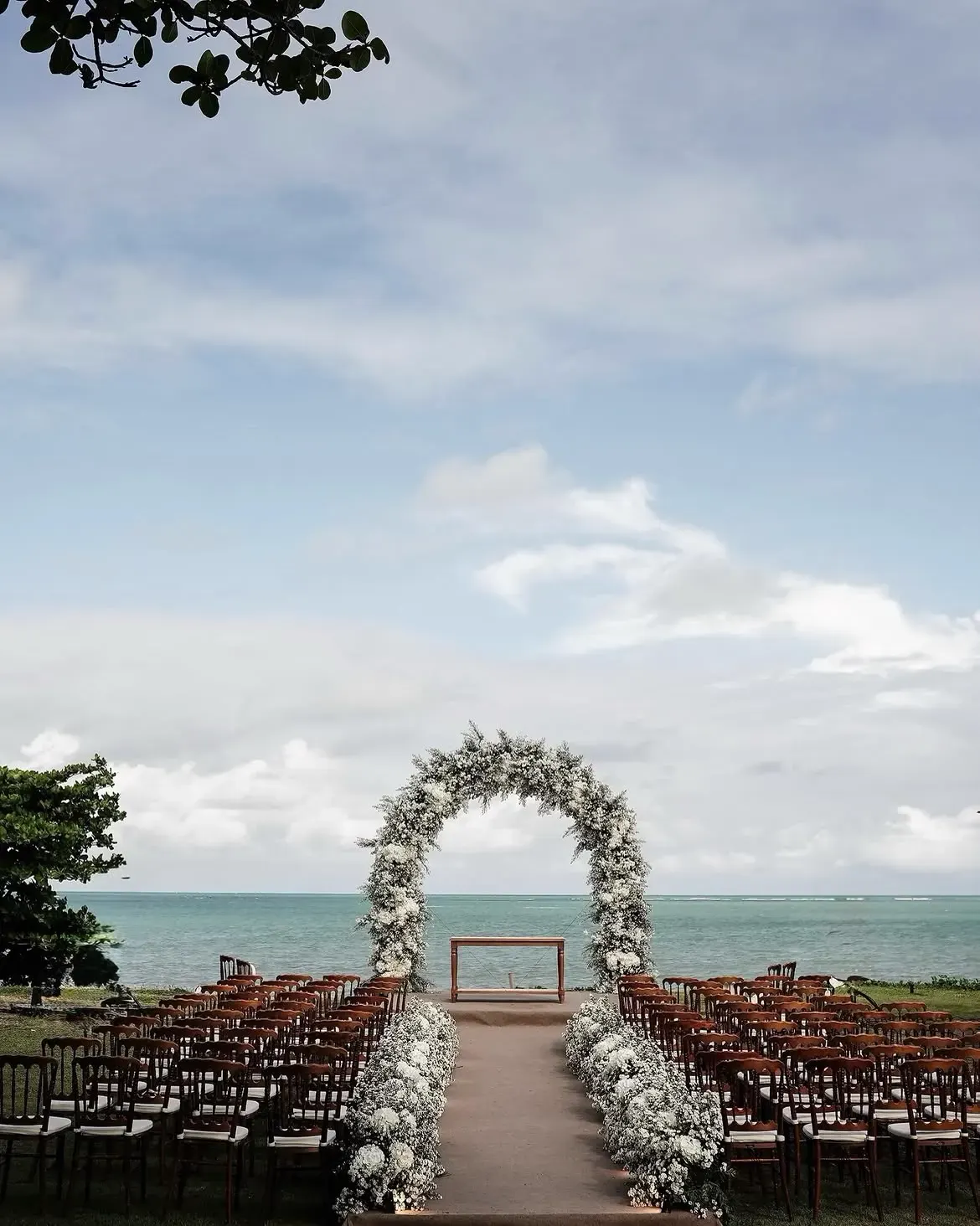 Mesa posta com flores de frente para o mar no UNIQUE Beach