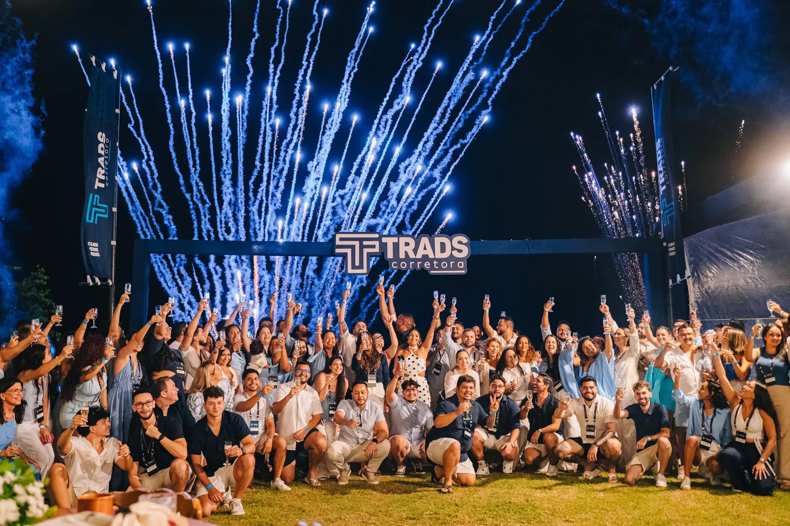 Equipe reunida em evento corporativo com fogos no UNIQUE Beach