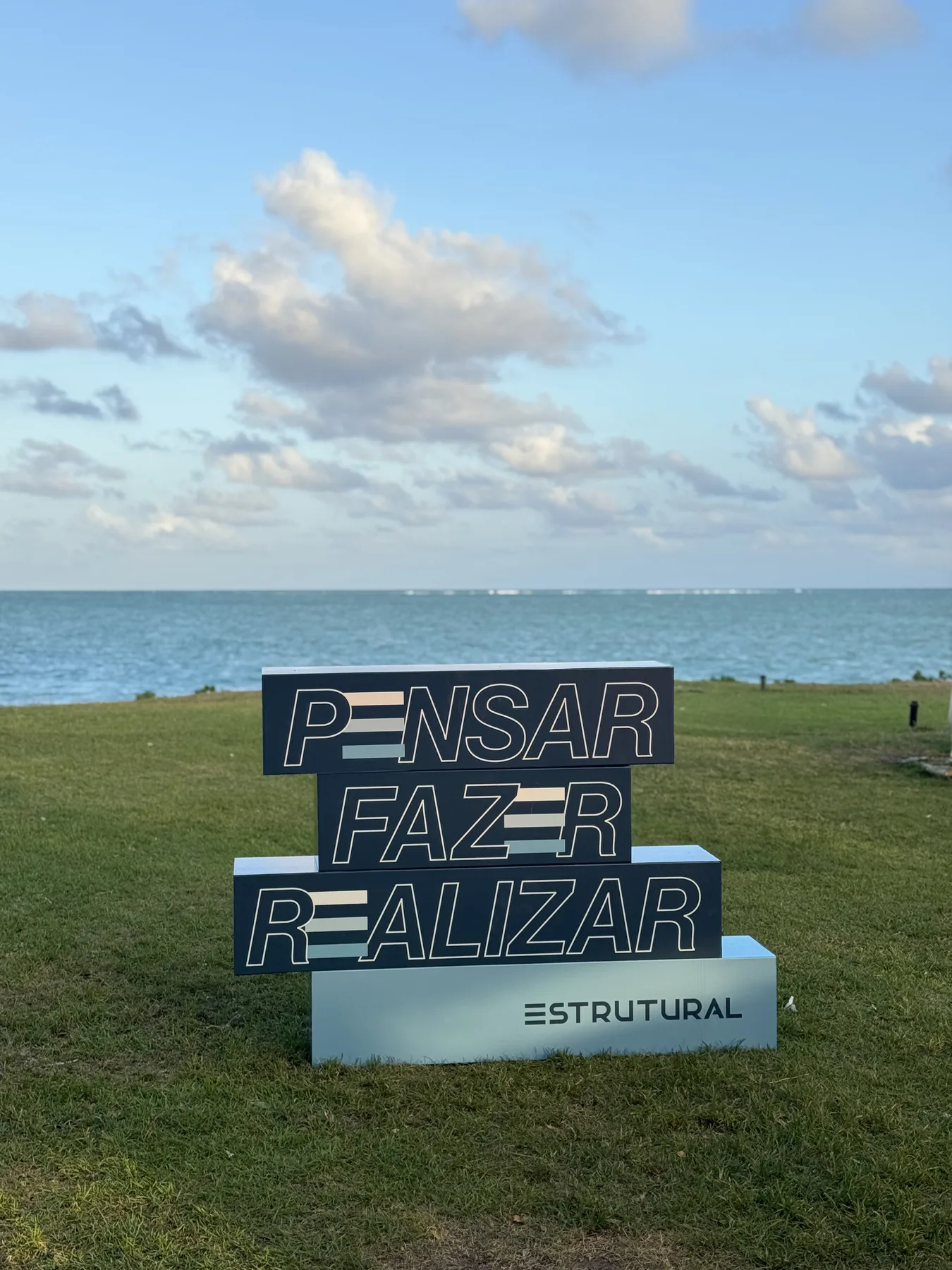 Letreiro de evento corporativo no gramado de frente para o mar no UNIQUE Beach