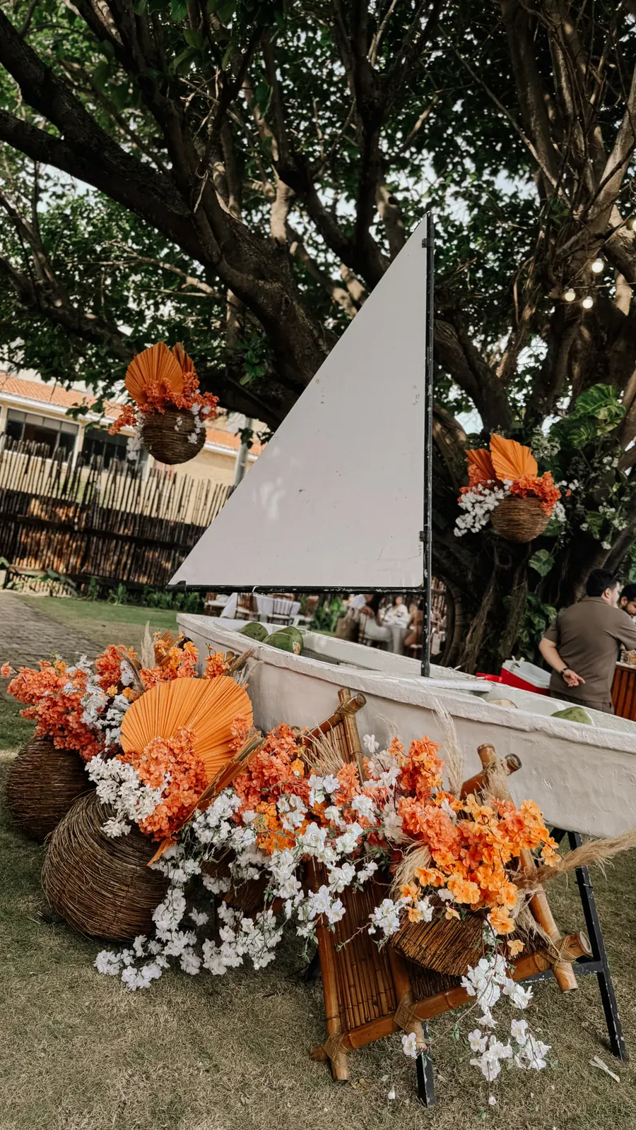 Decoração floral em evento sob a árvore no UNIQUE Beach