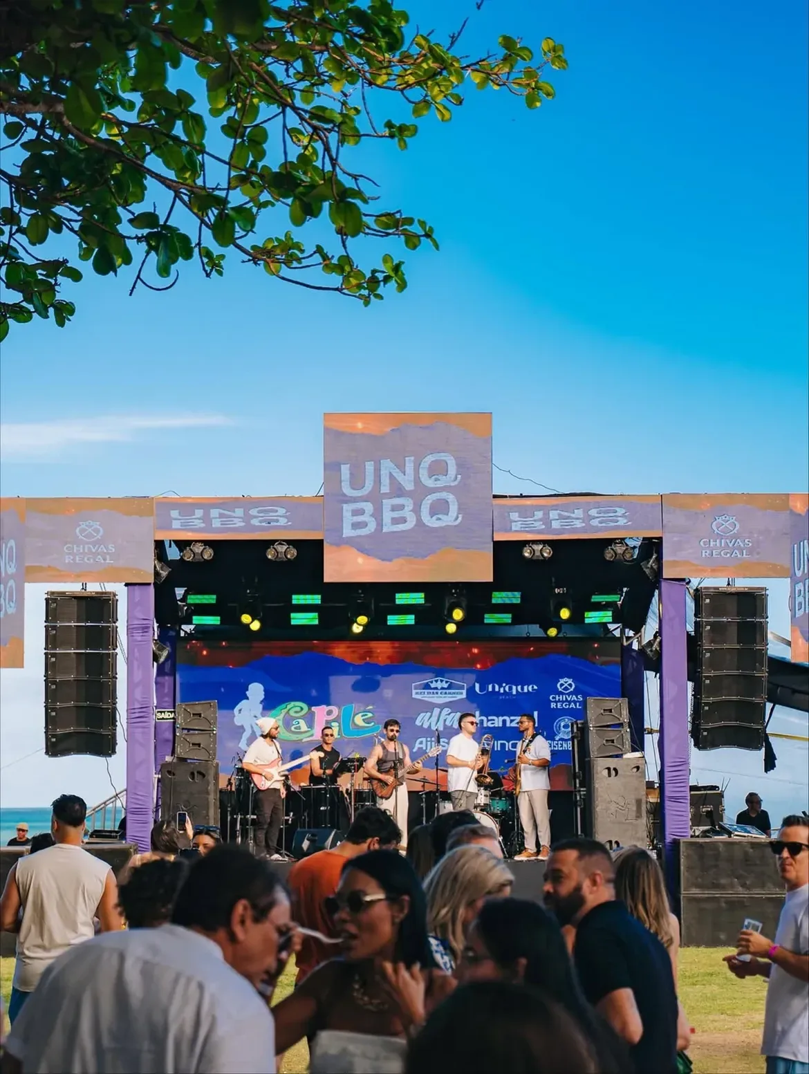Show ao vivo com público em evento no UNIQUE Beach