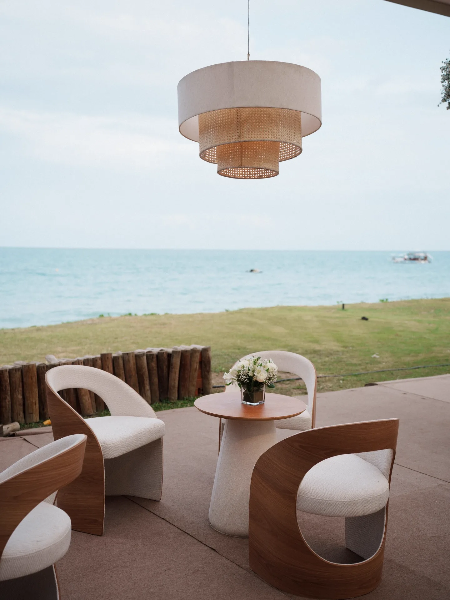 Lounge com poltronas de frente para o mar no UNIQUE Beach